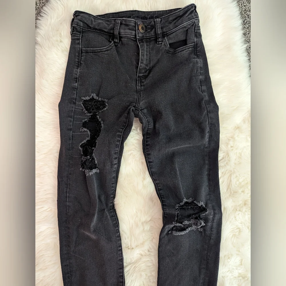 American Eagle Stretch Black Wash Denim Raw Hem Distressed Skinny Jeans - Picture 2 of 6